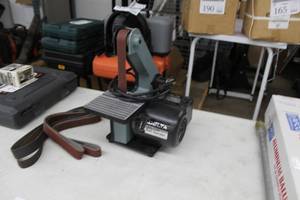 lot 67 image: Delta 1in. Belt Sander 31-050 with Spare Belts