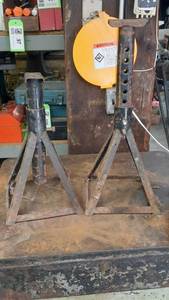 lot 207 image: Jack Stands - Max Height 22-12