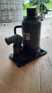 lot 276 image: 12 Ton Bottle Jack