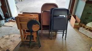 lot 295 image: Wood TV Trays and (4) Folding Chairs