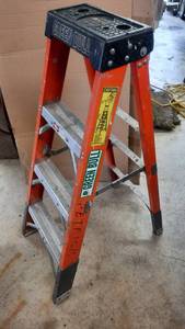 lot 306 image: 4 ft. Green Bull Ladder
