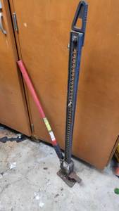 lot 407 image: Handyman Jack w Handle
