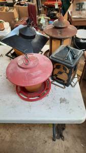 lot 414 image: 4 Bird Feeders w Clothes Basket