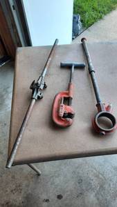 lot 467 image: Ridgid 18 to 2 Pipe Cutter, Toledo Pipe Tap Handle and No. 10 Pipe Tap Handle