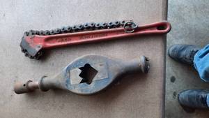 lot 471 image: Ridgid 18 Pipe Chain Wrench and Large Tap Handle