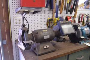 lot 21 image: Stanley Industrial Bench Grinder