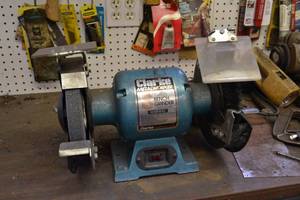 lot 22 image: Clarke BT1004 8 Bench Grinder