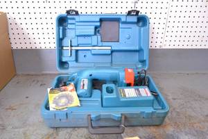 lot 70 image: Makita Cordless Saw Model 5093D  3-38 Blade
