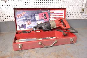 lot 98 image: Milwaukee Sawz-All Model 6517-20 w Case and Blades