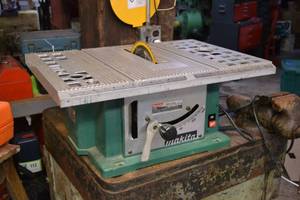 lot 129 image: Makita Model 2708 Tabletop Table saw