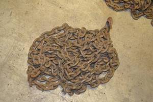 lot 221 image: 12 Log Chain w 2 Hooks