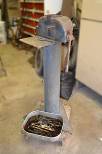 lot 250 image: Large 6 Vise on Heavy Duty Rolling Cart w Tools Soaking