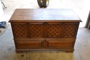 lot 254 image: Lane CEDAR Hope Chest with Drawers