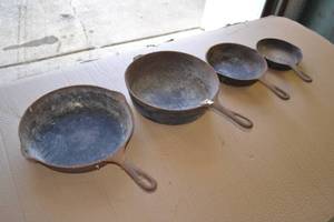 lot 262 image: (4) Vintage Cast Iron Pans (1) is a Griswold