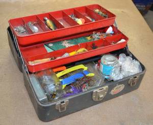 lot 14 image: Vintage Fishing Tackle in Box - Lots of Wood Lures - Many Pictures