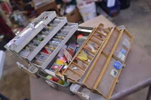 lot 15 image: Vintage Fishing Tackle in Box - Lots of Wood Lures - Many Pictures