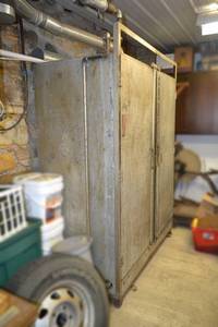 lot 20 image: Large Cabinet Style Meat Smoker