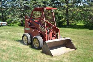 lot 6 image: GEHL 2500 Skid Loader - 54 Bucket See Video