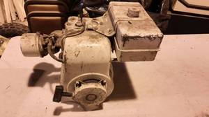 lot 198 image: Small Gas Engine - Motor pulls over