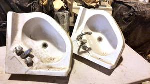 lot 19 image: Lot of 2 Corner Porcelain Bathroom Sinks