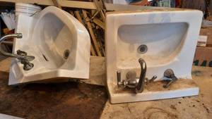 lot 22 image: Lot of 2 Porcelain Bathroom Sinks Wall mount and Corner Mount