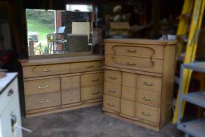 lot 103 image: Pair of Dressers & Mirror