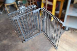 lot 105 image: Expandable 6 Panel Gate with Door