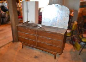 lot 109 image: 6 Drawer Dresser w Mirror