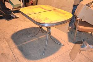 lot 131 image: Vintage Chrome & Yellow Formica Kitchen Table
