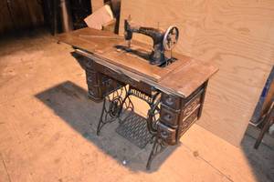 lot 134 image: Antique Singer Sewing Machine with Cabinet
