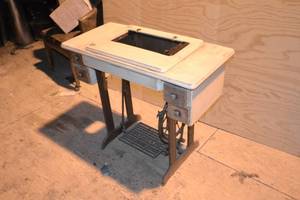 lot 135 image: Vintage Singer Sewing Machine Cabinet with No Sewing Machine