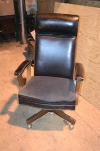 lot 138 image: Vintage Leather & Cloth Executive Office Chair