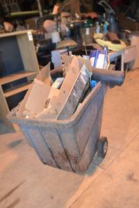 lot 158 image: Rubbermaid Rolling Dump Cart w Assorted Lights and Rug