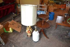 lot 246 image: 2-Tiered Table with 2 Table Lamps