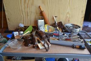 lot 256 image: Vintage Kitchen Items