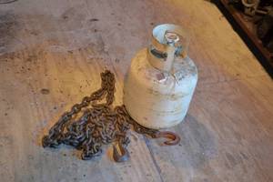 lot 390 image: Full 20# Propane Tank & Log Chain
