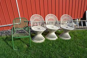 lot 425 image: (4) Patio Chairs