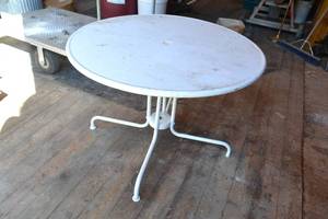 lot 417 image: Round Metal Patio Table