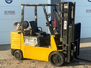 lot 2 image: Caterpillar LP-Gas Forklift