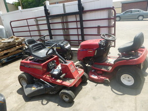 lot 36 image: 3 Riding Lawn Mowers for PARTS ONLY