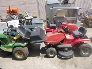 lot 37 image: 4 Riding Lawn Mower for PARTS ONLY