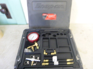 lot 48 image: Snap-On Basic Fuel Injection Pressure Gauge Set