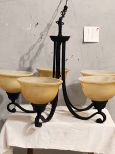 lot 11 image: 5 Light Chandelier