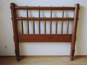 lot 25 image: Cabin Chic Queen Bed
