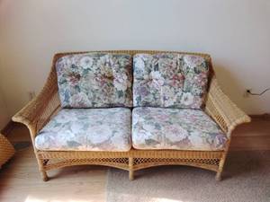 lot 26 image: Wicker Loveseat