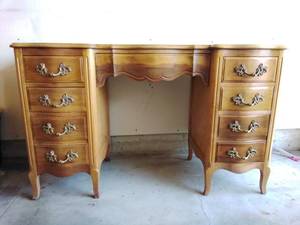 lot 6 image: Small Wooden Desk