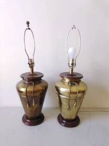 lot 42 image: Pair of Frederick Cooper Hammered Brass Tabletop Lamps