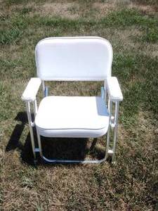 lot 17 image: Folding White Boat Chair