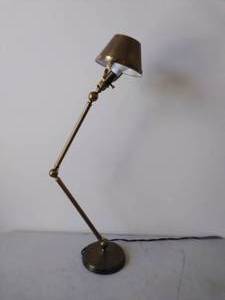 lot 19 image: Adjustable Brass Tabletop Lamp