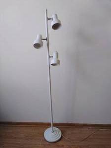 lot 20 image: White Multi-Bulb Standing Lamp